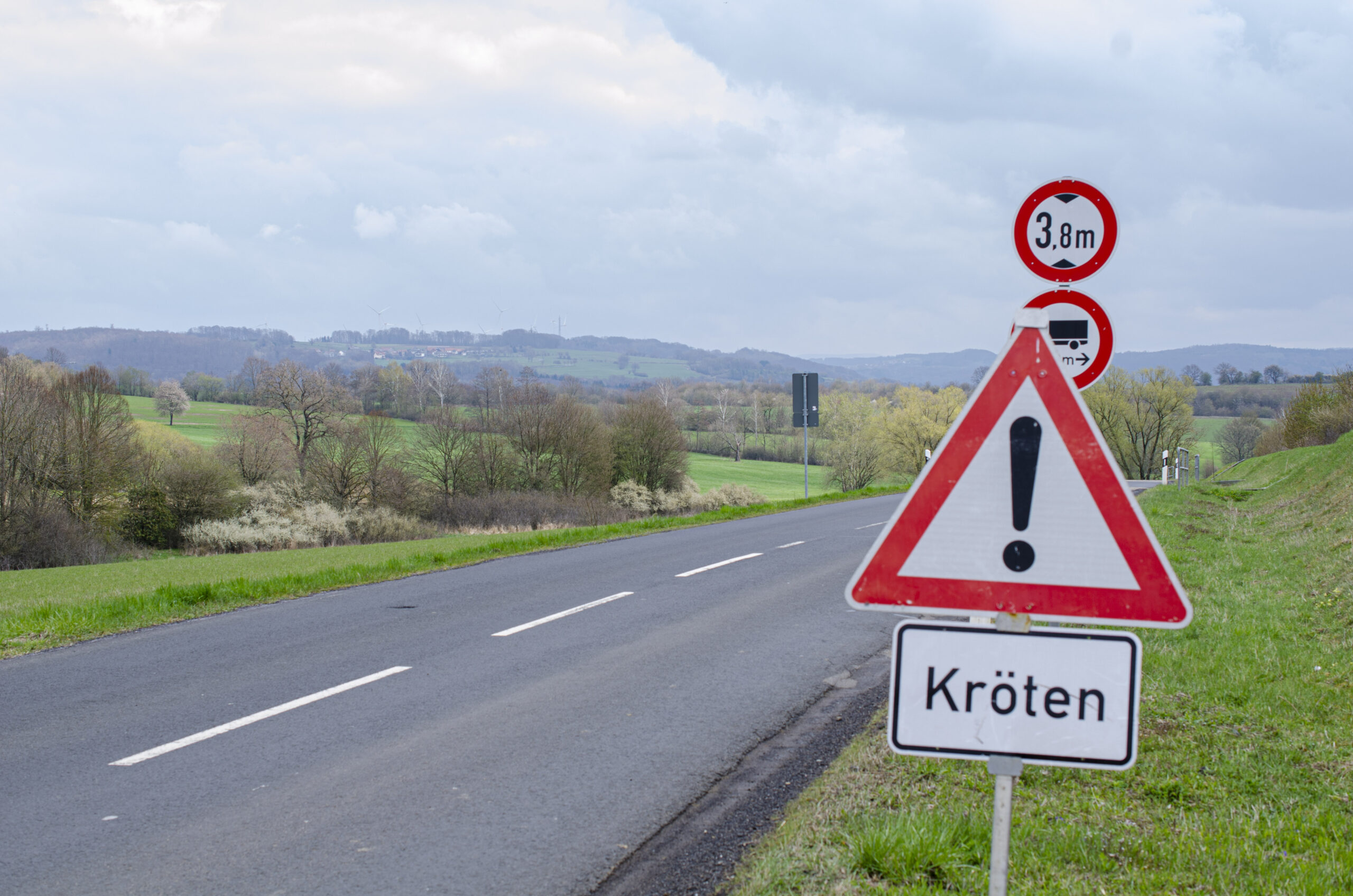 Krötenübergänge sind mit Schildern gesichert, um Autofahrer aufmerksam zu machen.